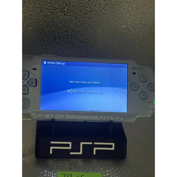 Light blue psp 2000 w/charger & new battery - Picture 5 of 8